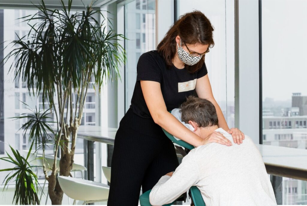 Massage en entreprise Vernon- Le Chant du toucher