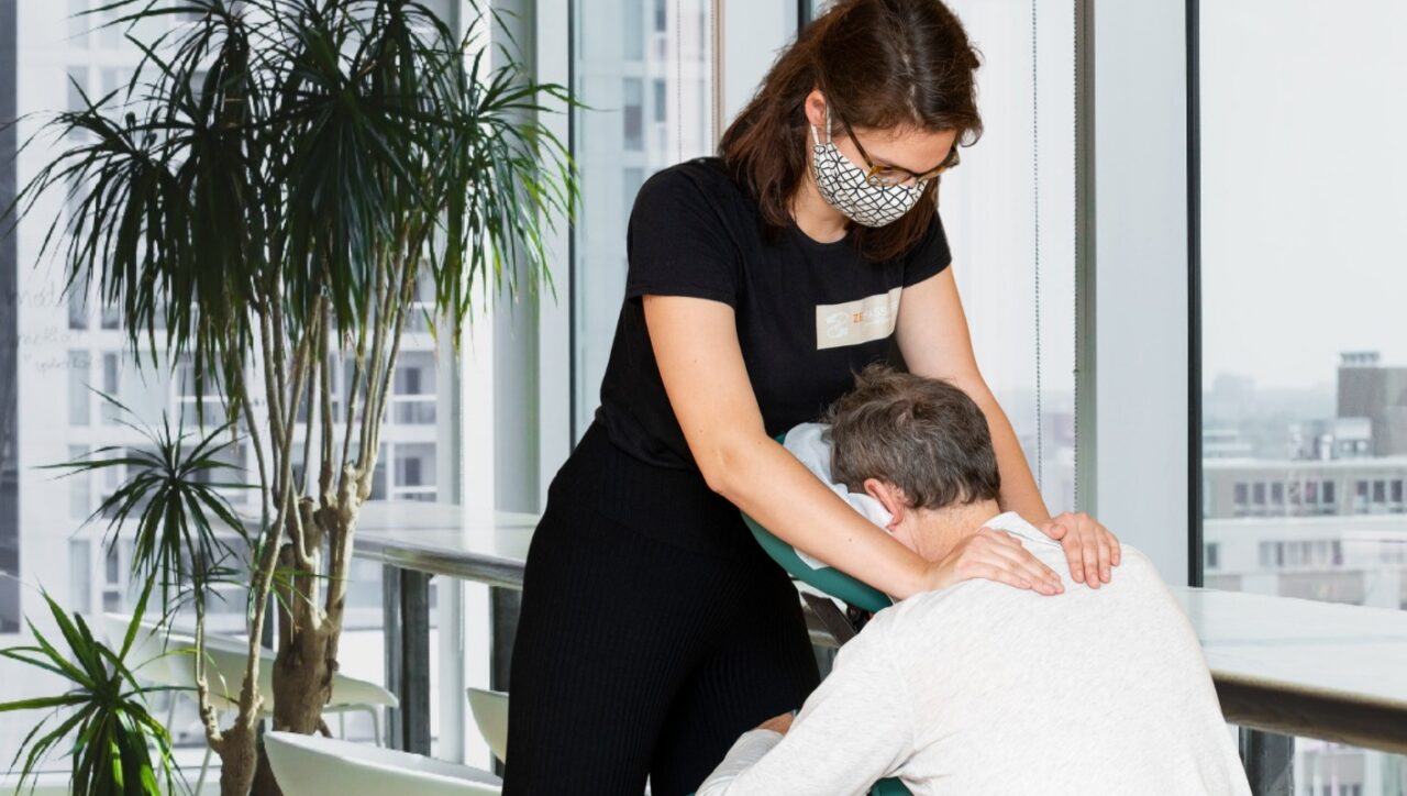Massage en entreprise Vernon- Le Chant du toucher