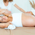 Manoeuvre massage femme enceinte - Le Chant Du Toucher